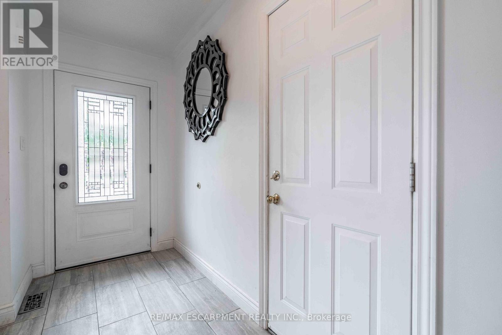 Photo 19 of 30 Glengary Crescent, Haldimand ON