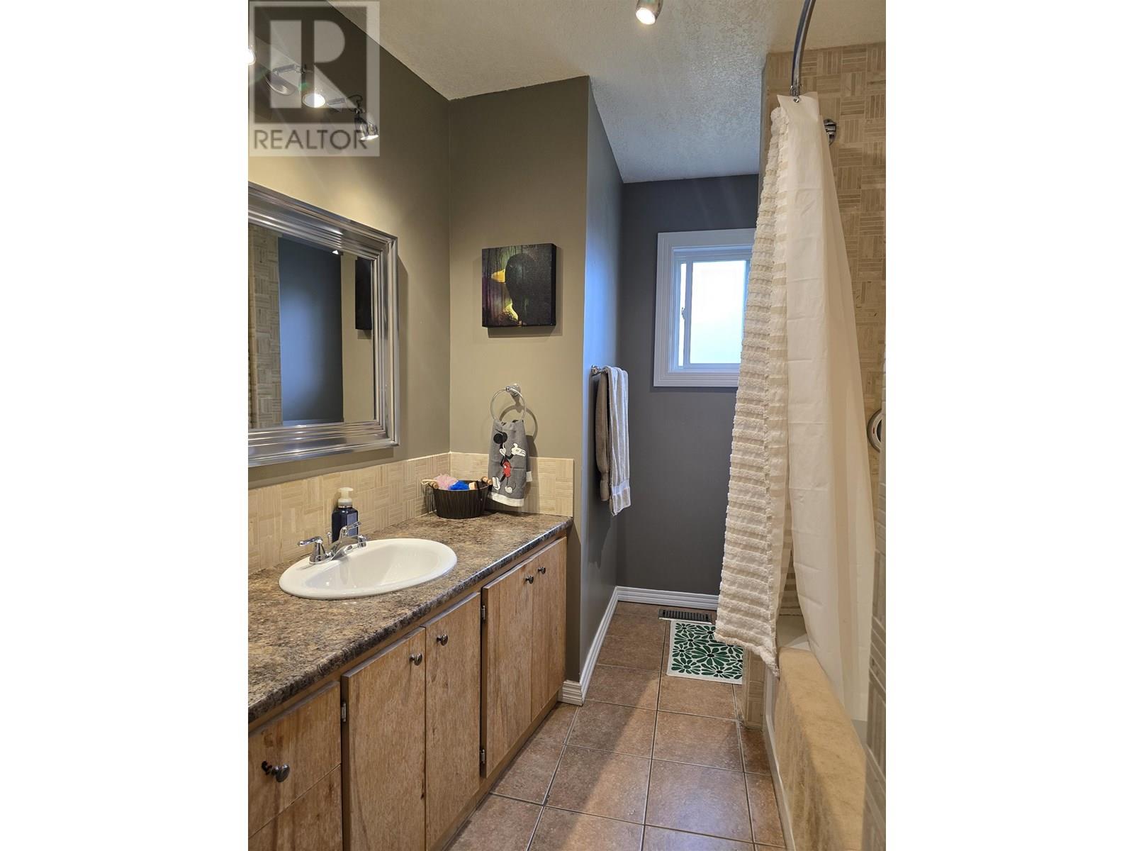 Photo 5 of 402 N Quinn Street, Prince George BC