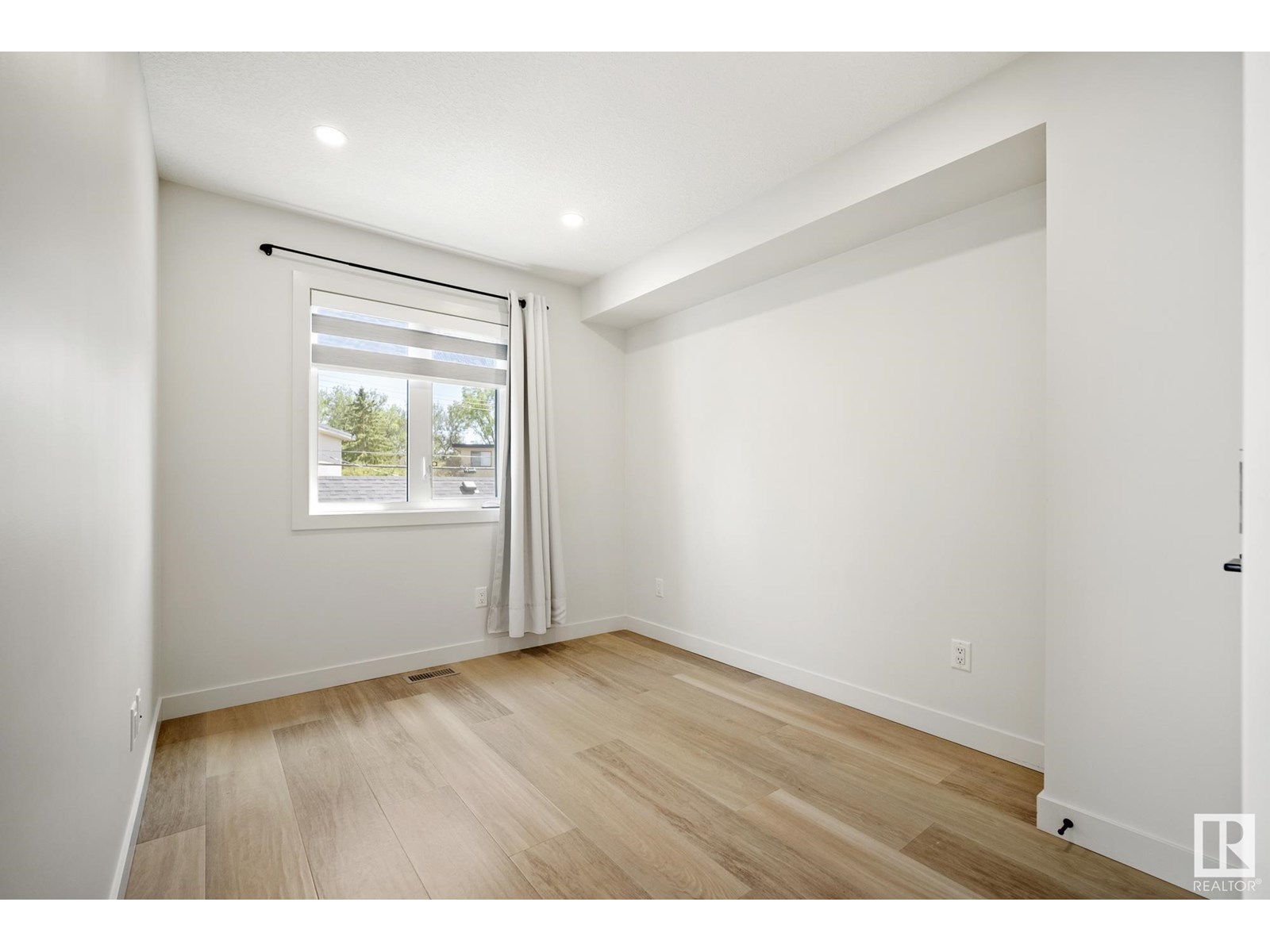 Photo 34 of 8803 Strathearn Dr Nw, Edmonton AB