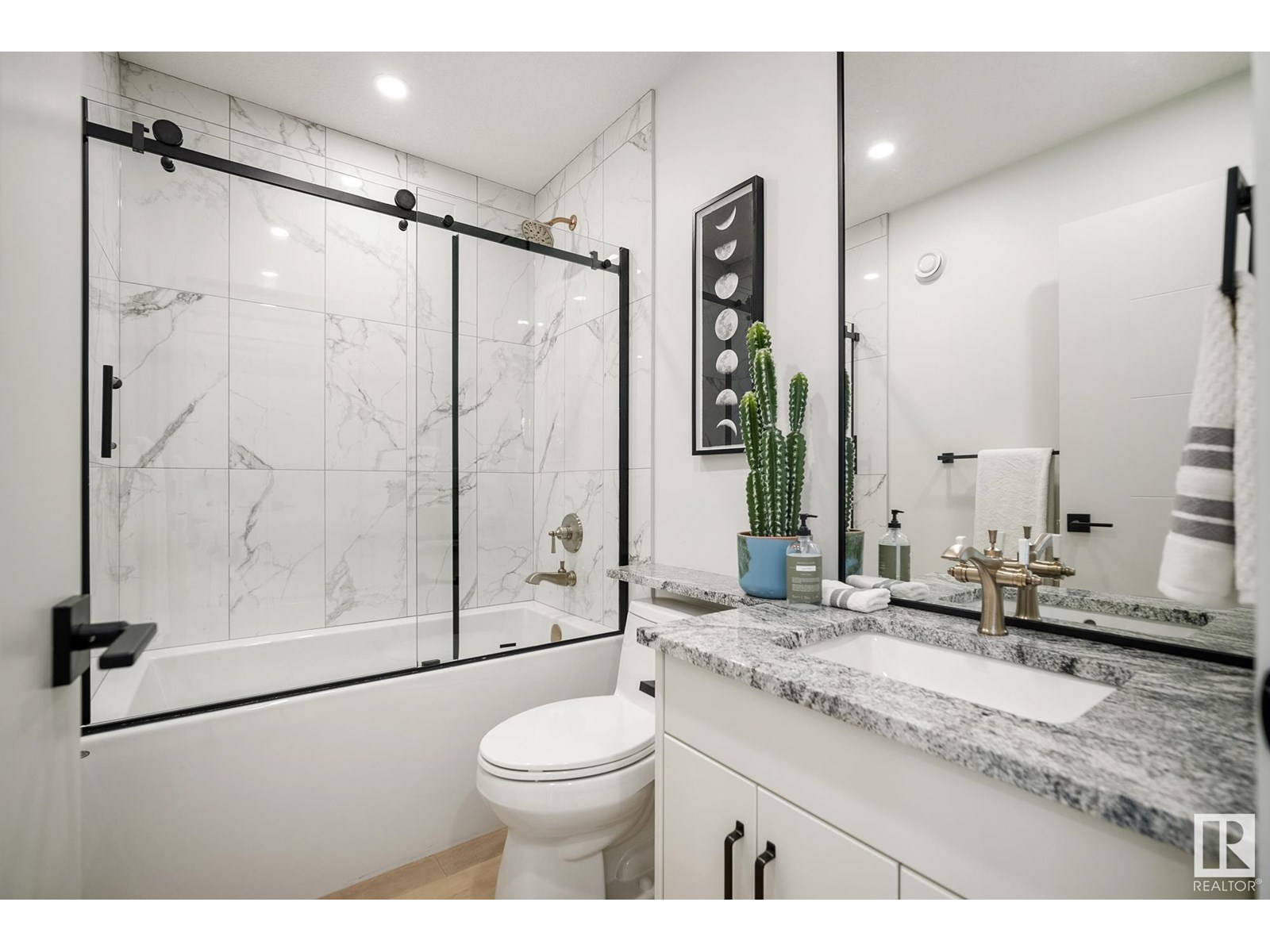 Photo 36 of 8803 Strathearn Dr Nw, Edmonton AB