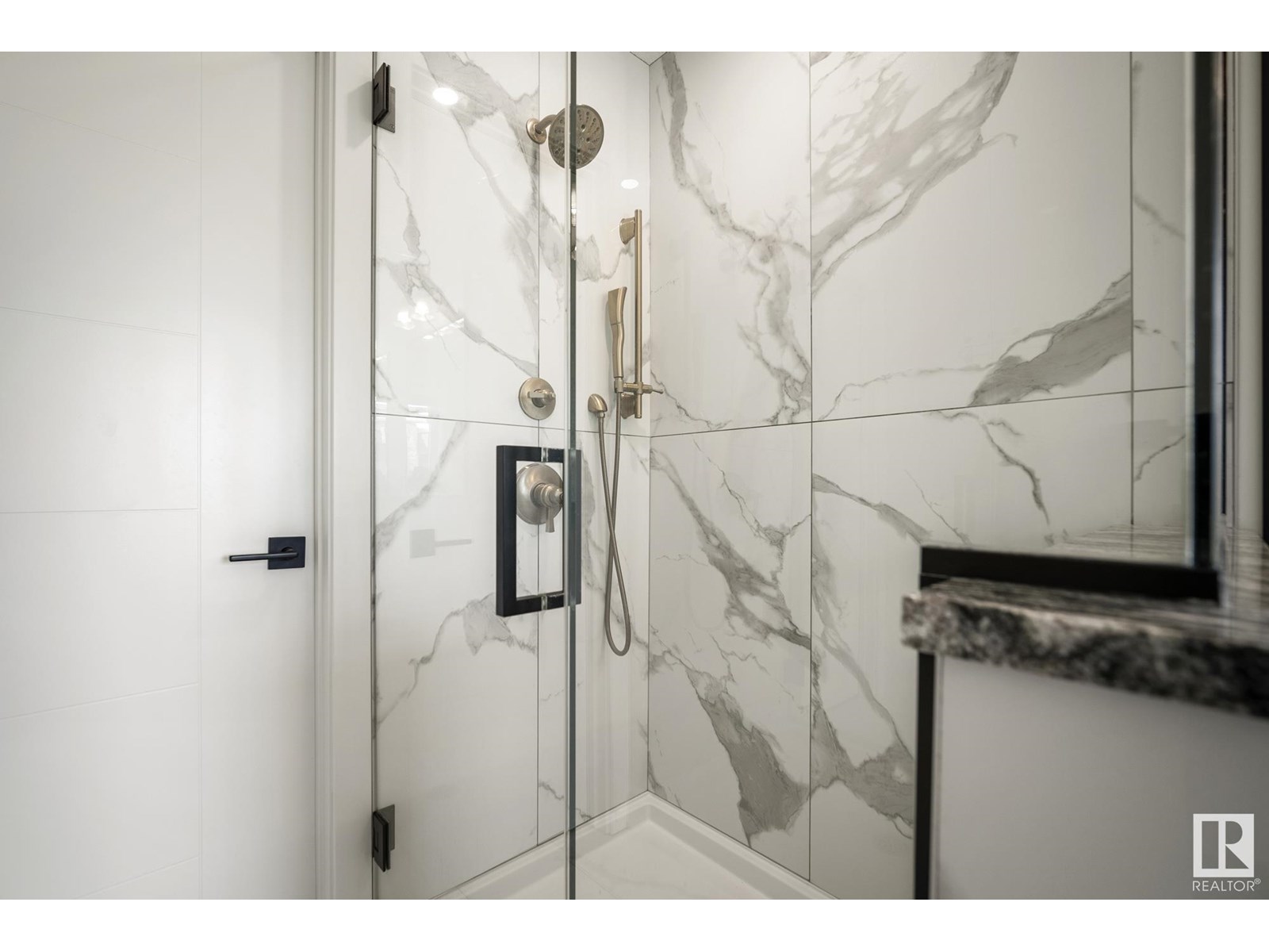 Photo 27 of 8803 Strathearn Dr Nw, Edmonton AB