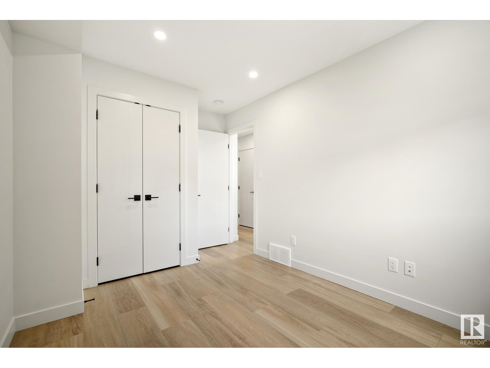 Photo 35 of 8803 Strathearn Dr Nw, Edmonton AB