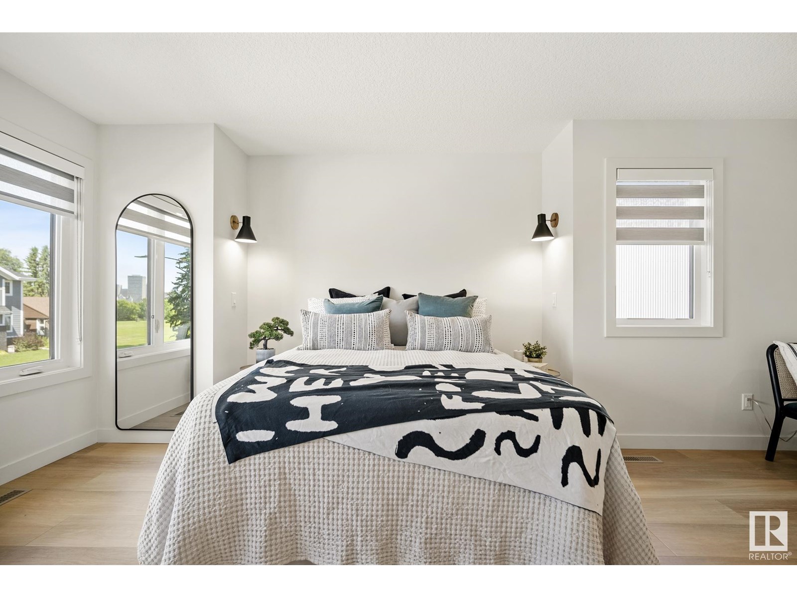 Photo 23 of 8803 Strathearn Dr Nw, Edmonton AB