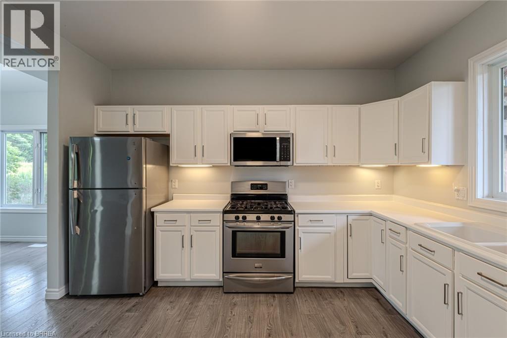Photo 18 of 192 Grand River Avenue, Brantford ON