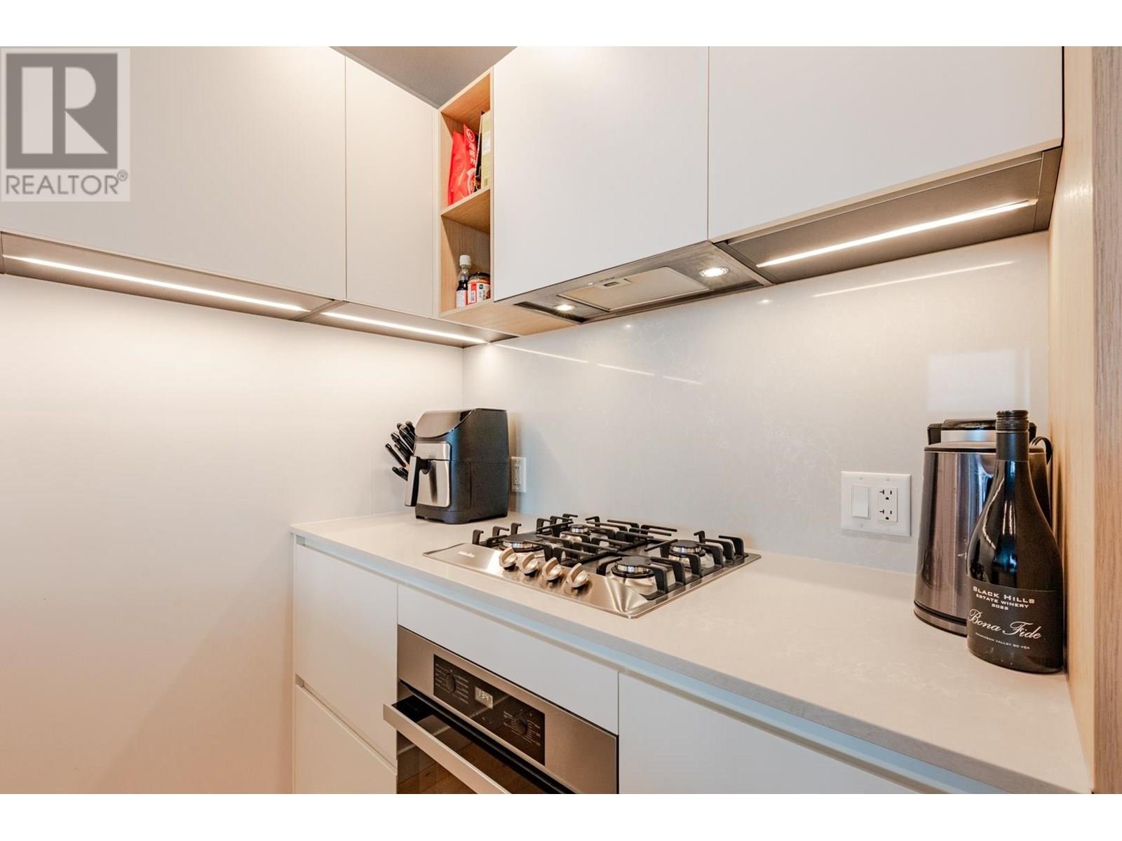 Photo 3 of 3905 6000 Mckay Avenue, Burnaby BC