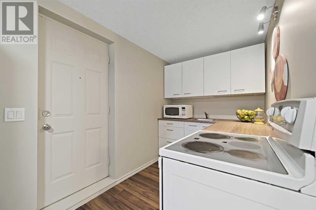 Single Family House 4 Level for Sale in  Cedarille Drive SW Cedarbrae Calgary 