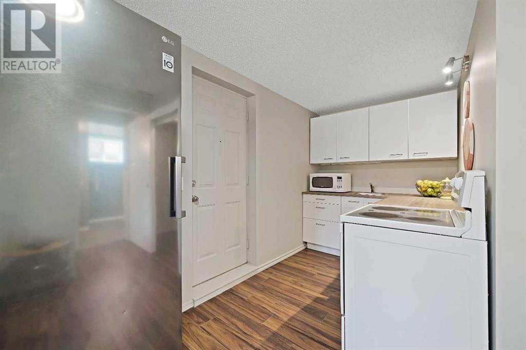 Single Family House 4 Level for Sale in  Cedarille Drive SW Cedarbrae Calgary 