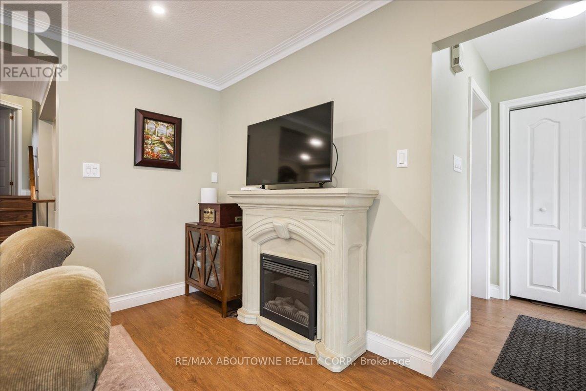 Photo 13 of 2033 Saxon Road, Oakville ON
