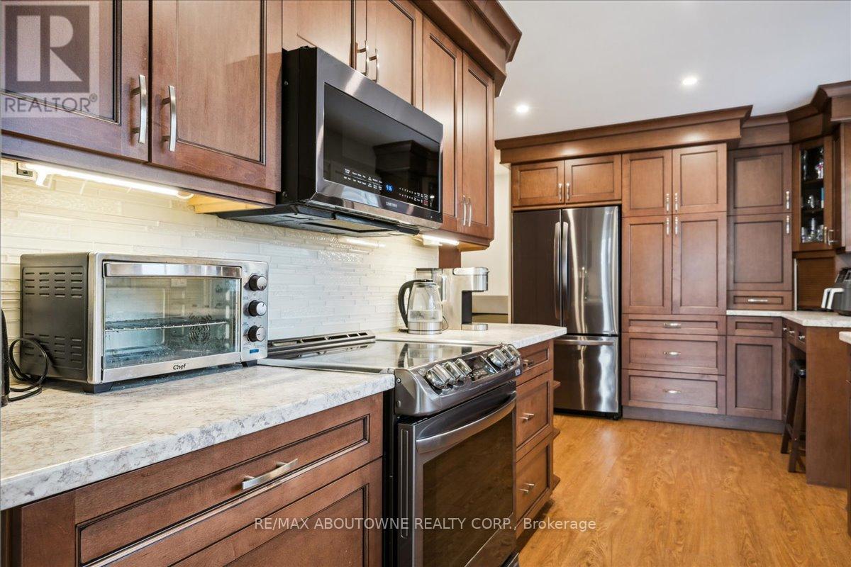 Photo 21 of 2033 Saxon Road, Oakville ON