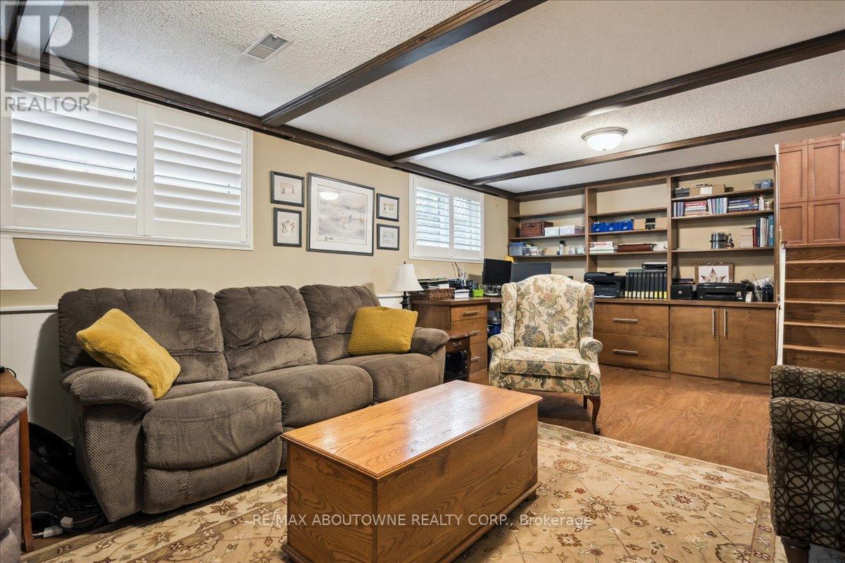 Photo 34 of 2033 Saxon Road, Oakville ON