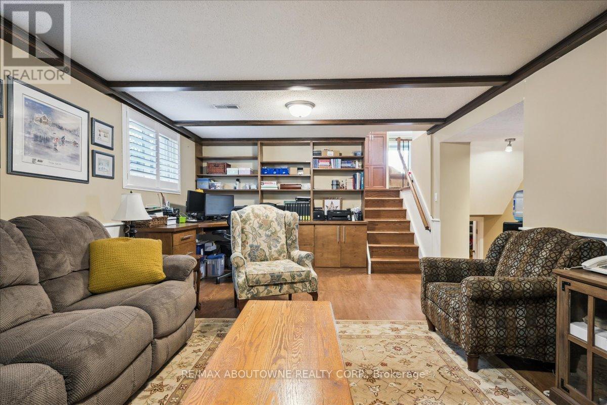 Photo 35 of 2033 Saxon Road, Oakville ON
