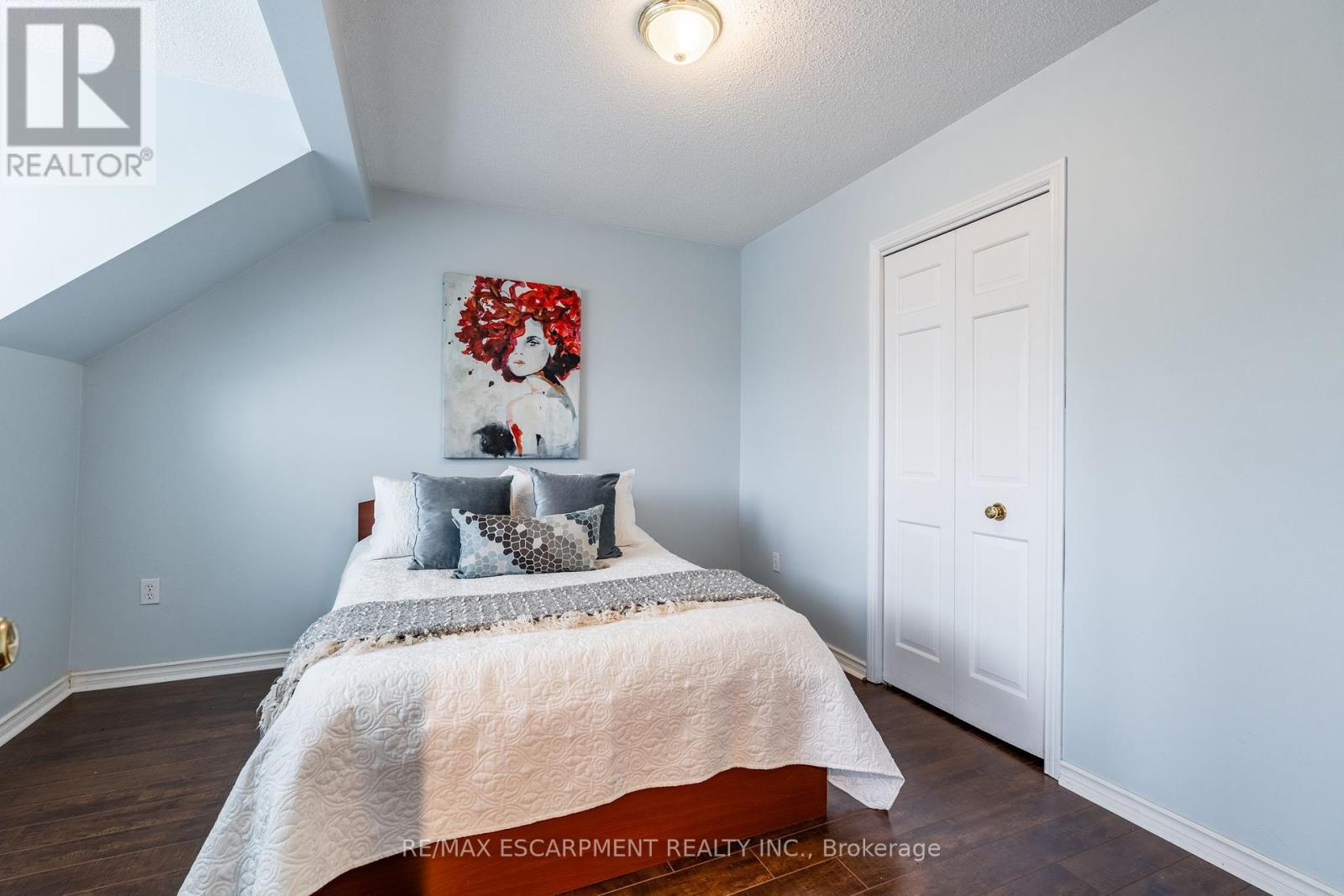 Photo 10 of 24 Vance Crescent, Hamilton ON