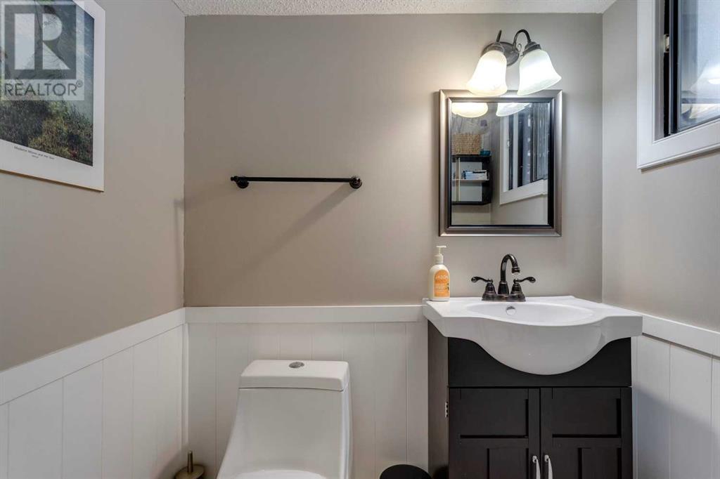 Single Family House for Sale in   Avenue NW Silver Springs Calgary 