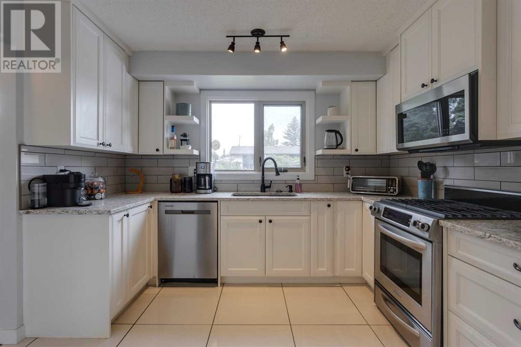 Single Family House for Sale in   Avenue NW Silver Springs Calgary 