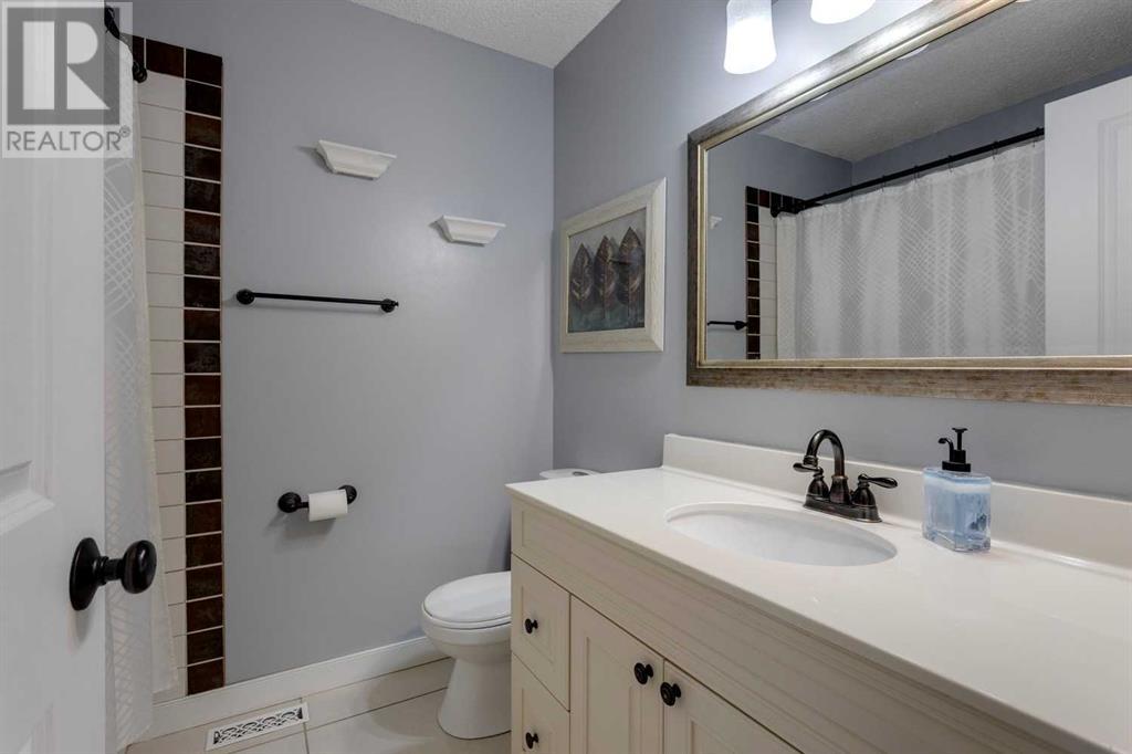 Single Family House for Sale in   Avenue NW Silver Springs Calgary 