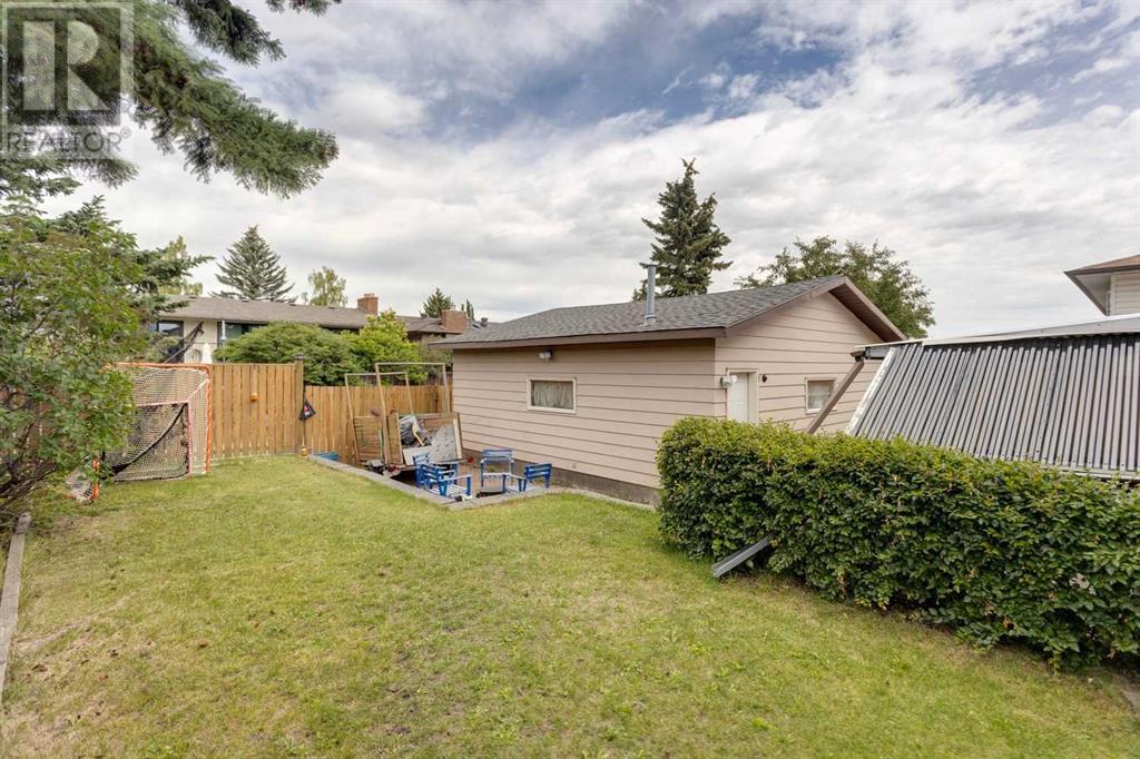 Single Family House for Sale in   Avenue NW Silver Springs Calgary 