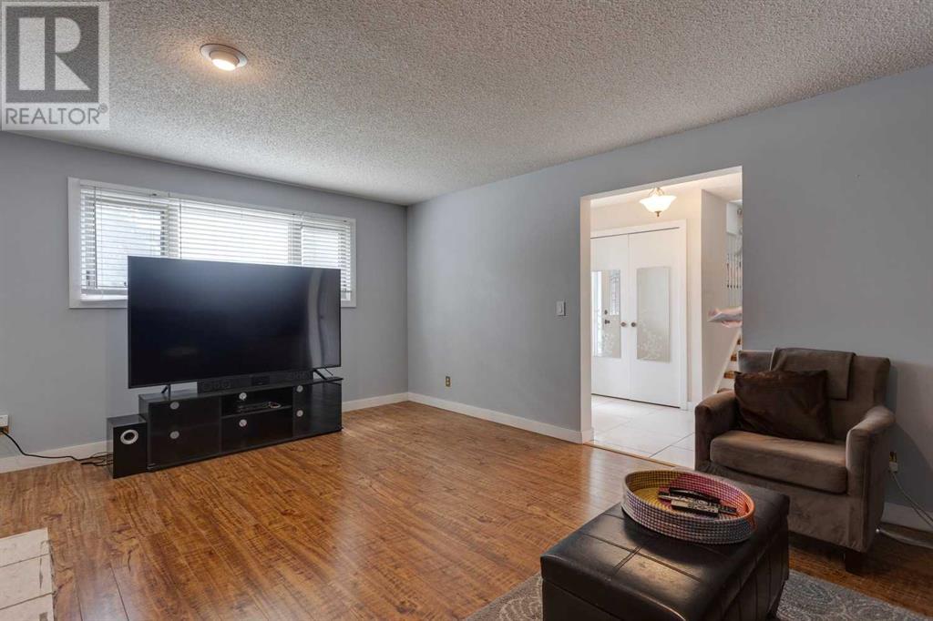 Single Family House for Sale in   Avenue NW Silver Springs Calgary 
