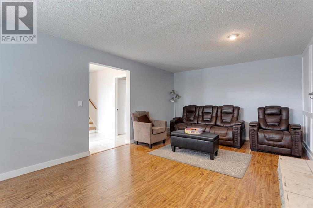 Single Family House for Sale in   Avenue NW Silver Springs Calgary 