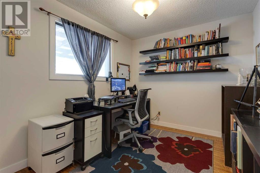 Single Family House for Sale in   Avenue NW Silver Springs Calgary 