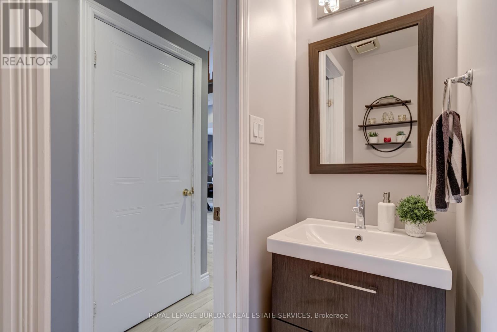Photo 19 of 2055 Hunters Wood Drive, Burlington ON