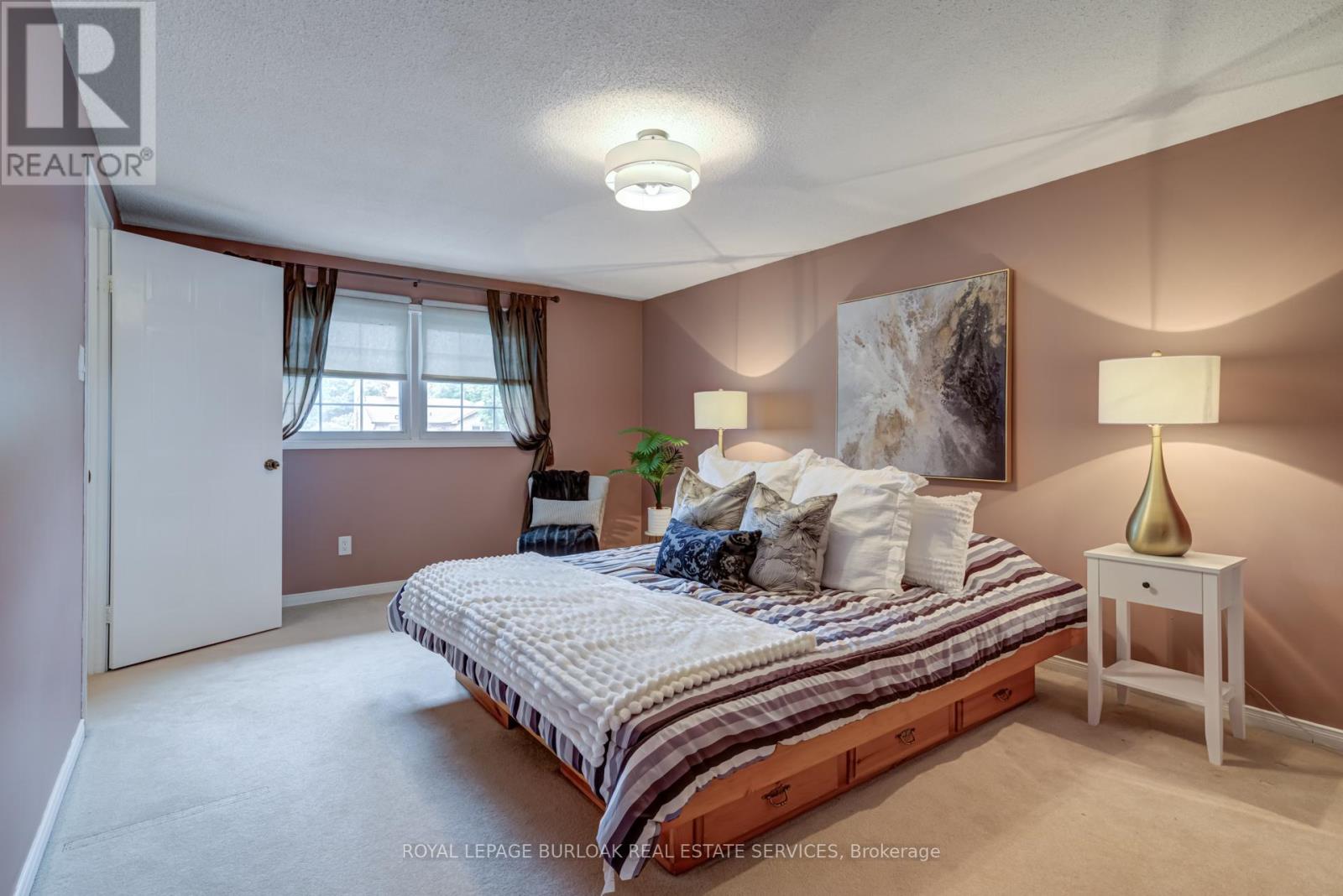 Photo 24 of 2055 Hunters Wood Drive, Burlington ON