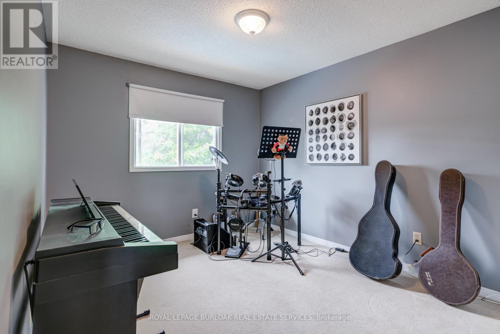 Photo 29 of 2055 Hunters Wood Drive, Burlington ON
