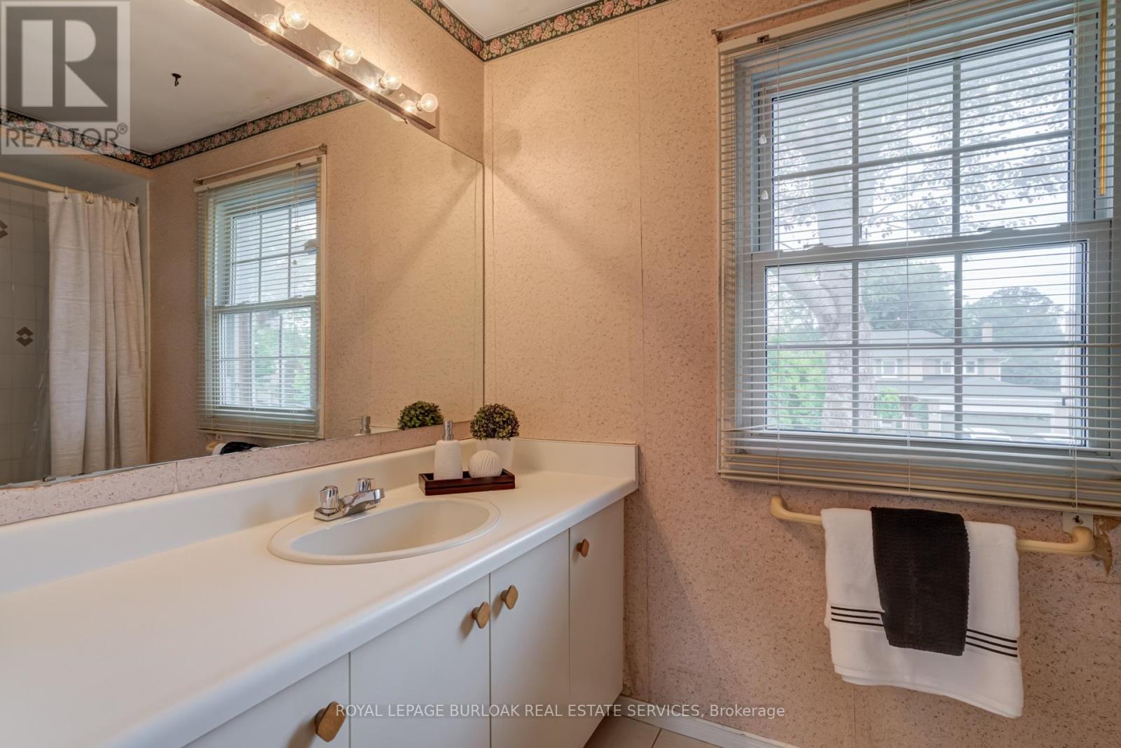 Photo 33 of 2055 Hunters Wood Drive, Burlington ON