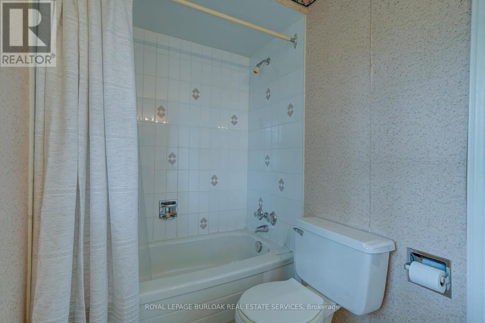 Photo 34 of 2055 Hunters Wood Drive, Burlington ON