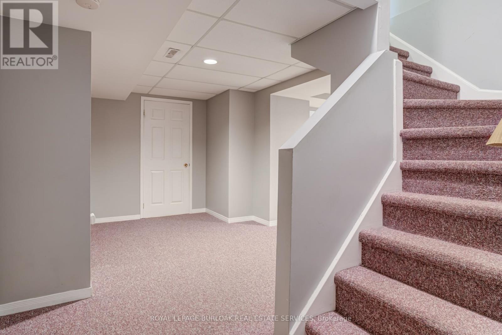 Photo 37 of 2055 Hunters Wood Drive, Burlington ON