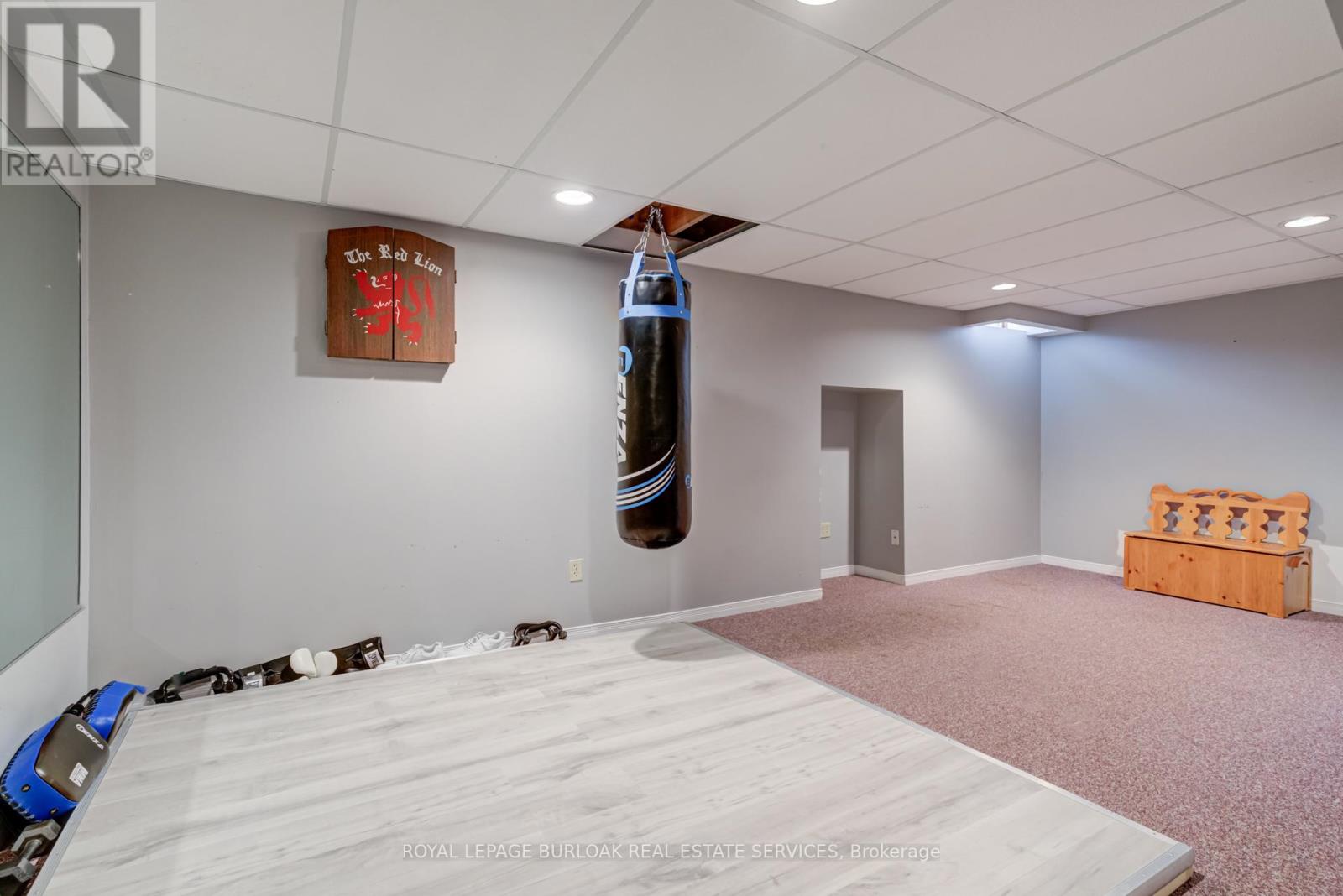 Photo 39 of 2055 Hunters Wood Drive, Burlington ON