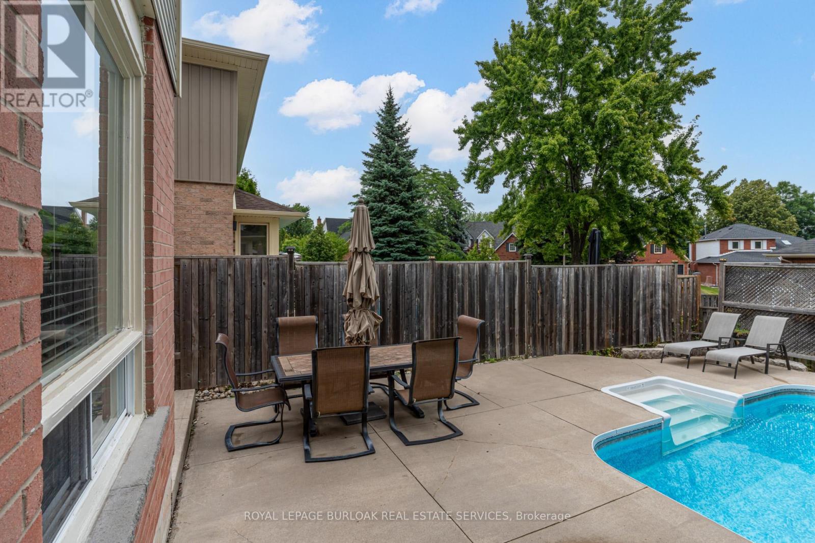 Photo 43 of 2055 Hunters Wood Drive, Burlington ON