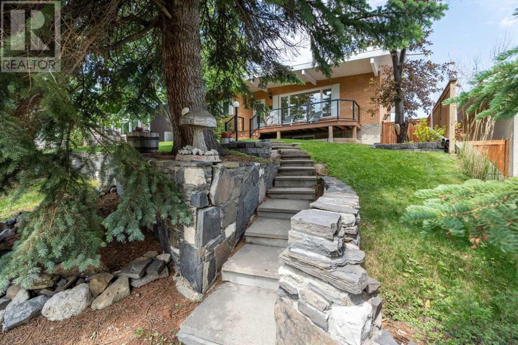 1028 Thorneycroft Drive NW, Calgary, Alberta