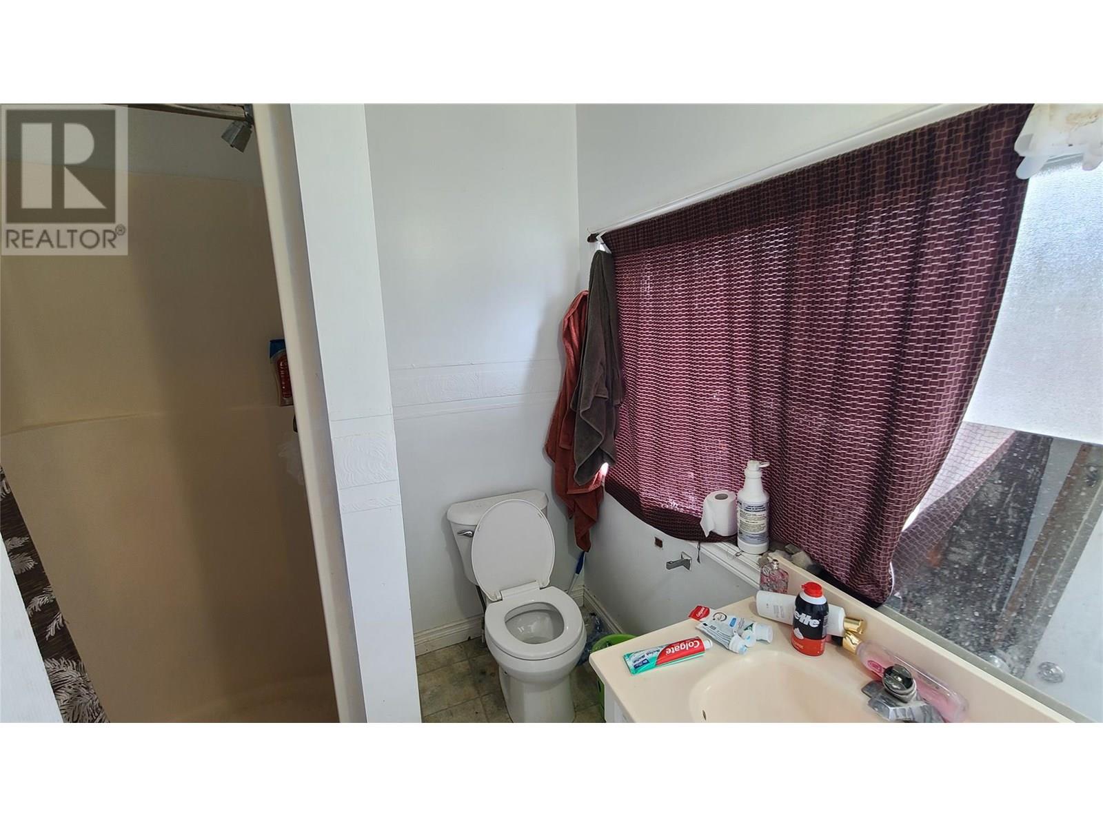  6348 Kootenay Street Street, Oliver