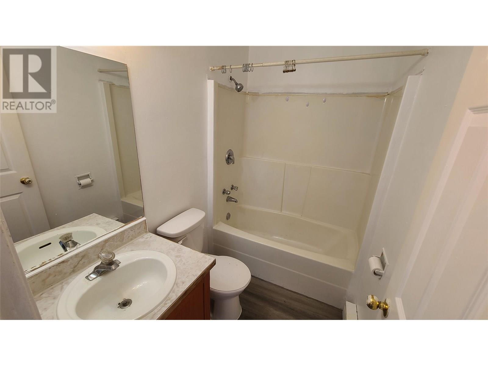  6348 Kootenay Street Street, Oliver