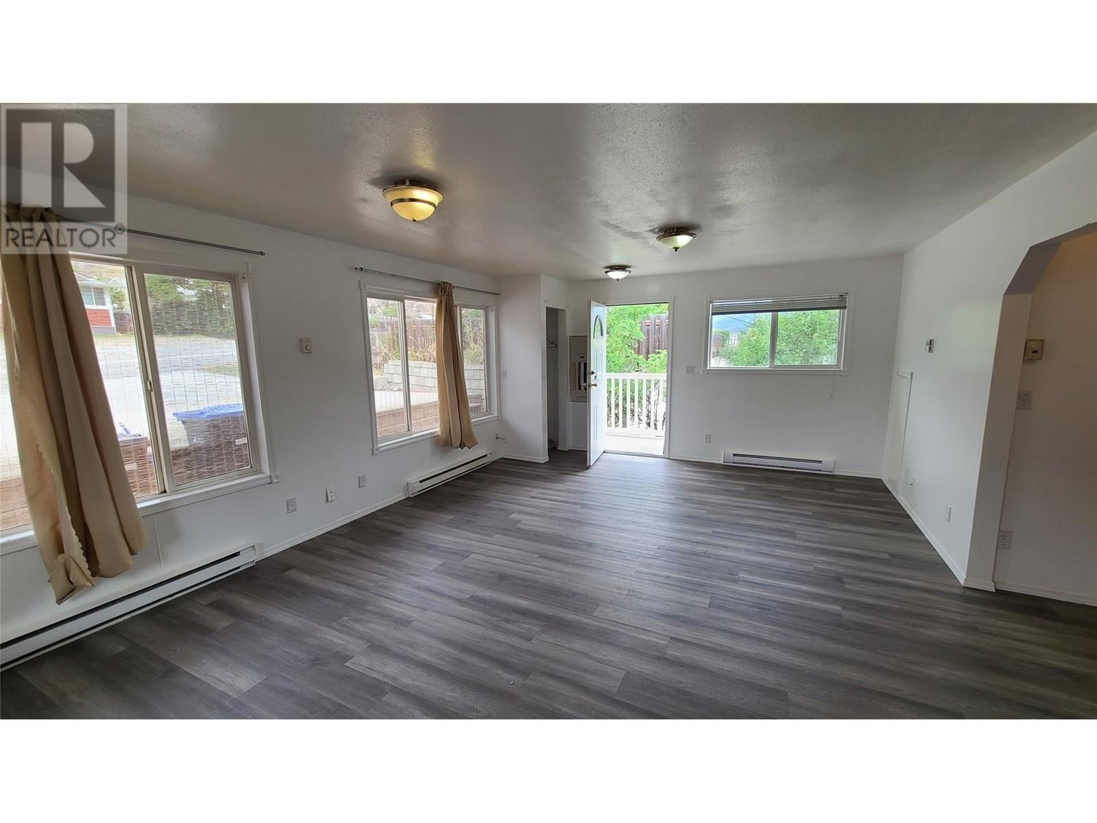  6348 Kootenay Street Street, Oliver