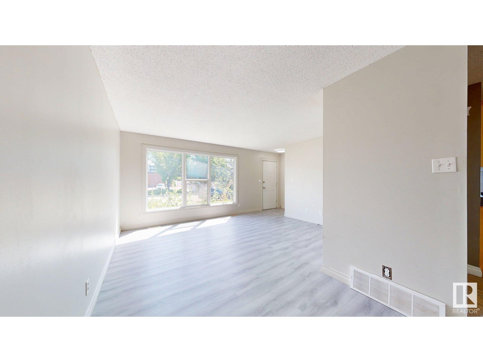 Photo 11 of 1508 62 St Nw, Edmonton AB