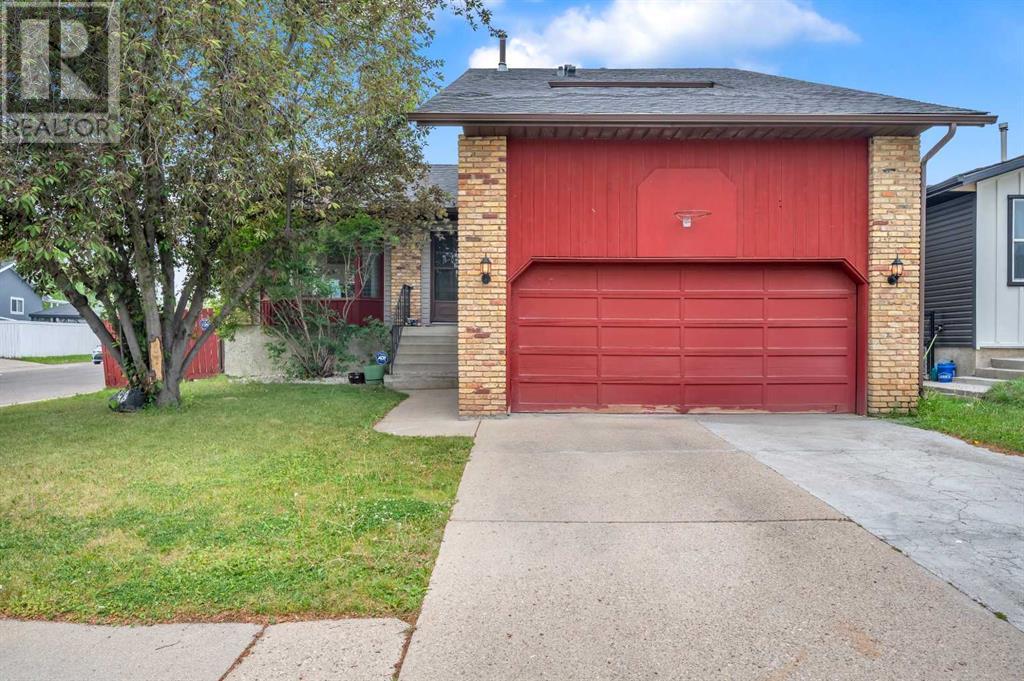Single Family House for Sale in  Castleglen Court NE Castleridge Calgary 