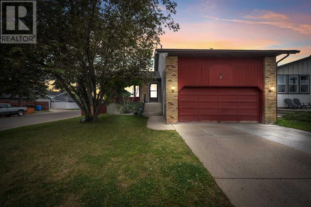 Single Family House for Sale in  Castleglen Court NE Castleridge Calgary 