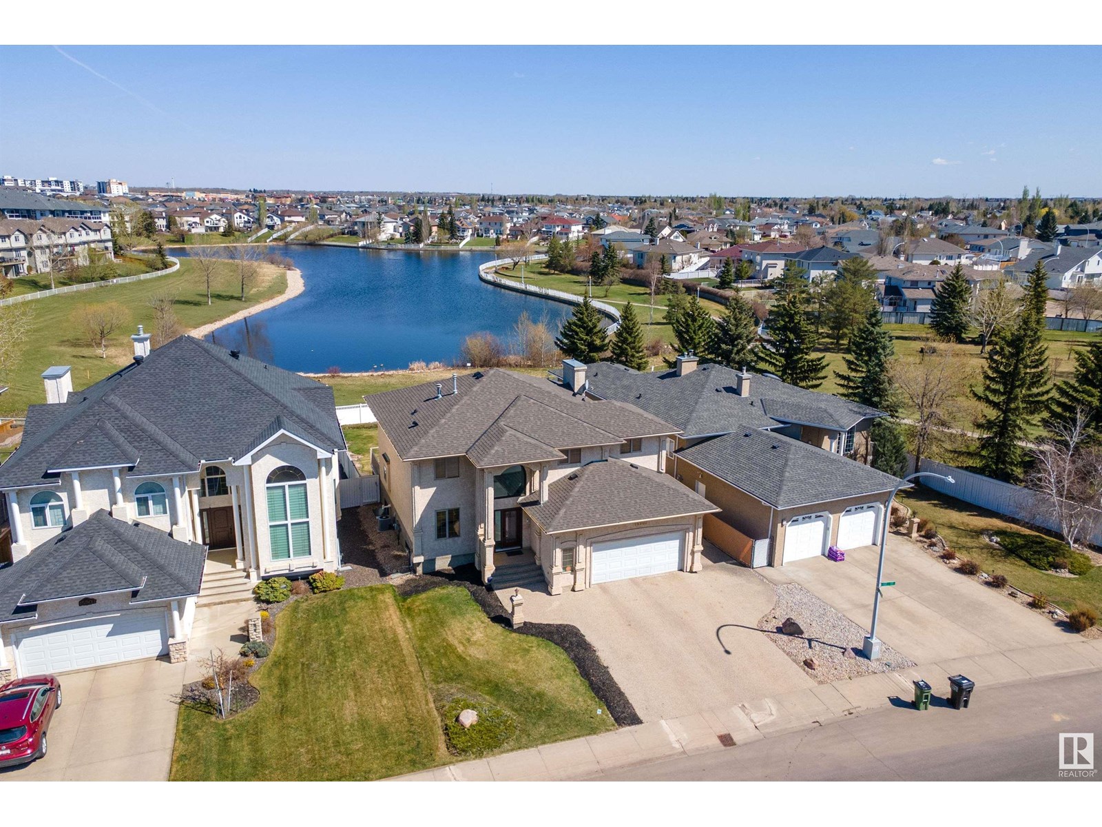 Photo 2 of 15903 132 St Nw, Edmonton AB