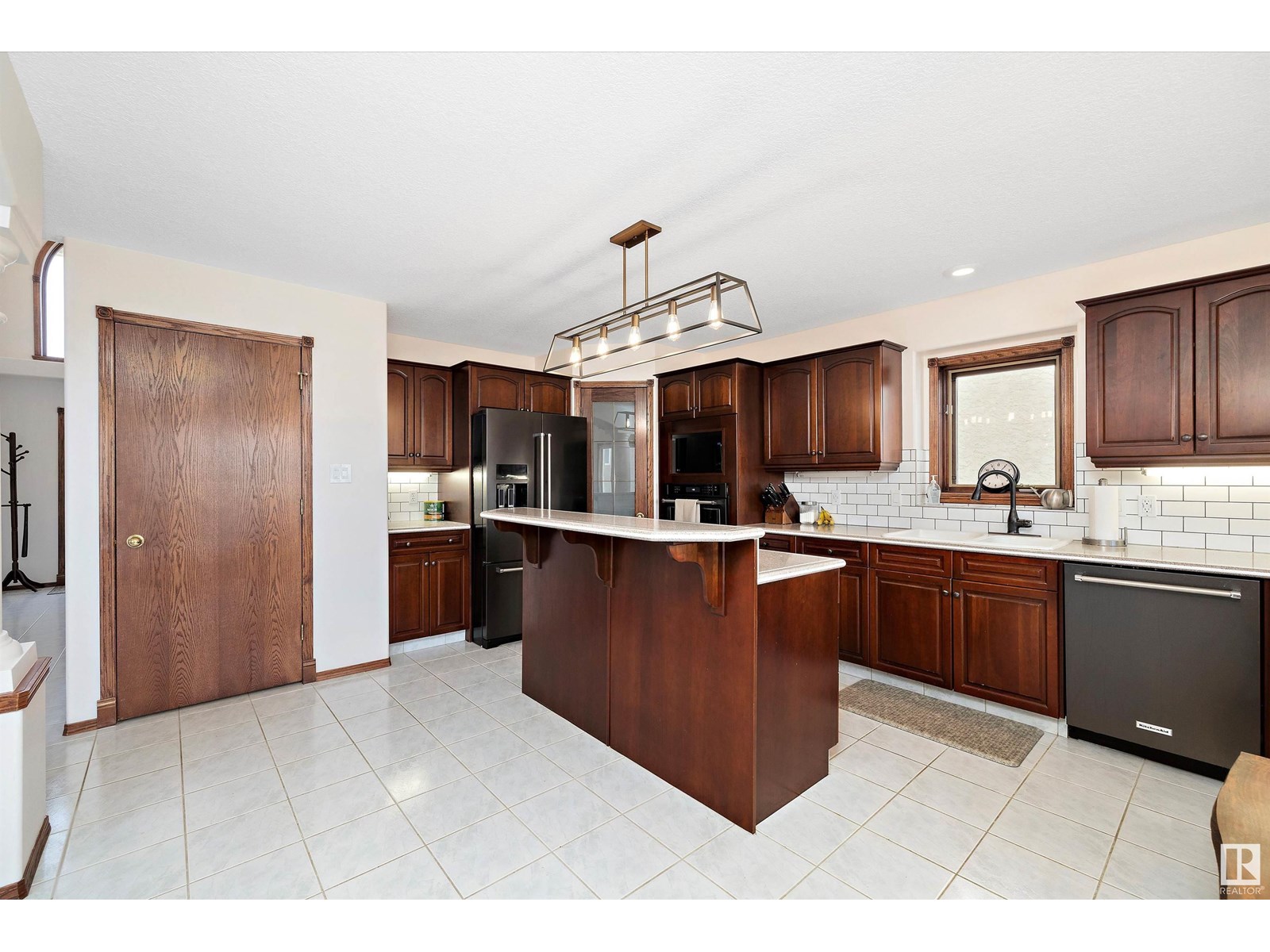 Photo 11 of 15903 132 St Nw, Edmonton AB