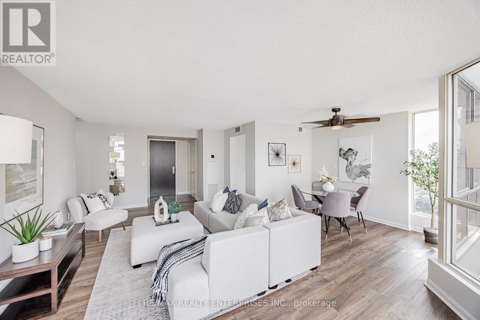 Photo 5 of 2213 55 Kingsbridge Garden Circle, Mississauga ON