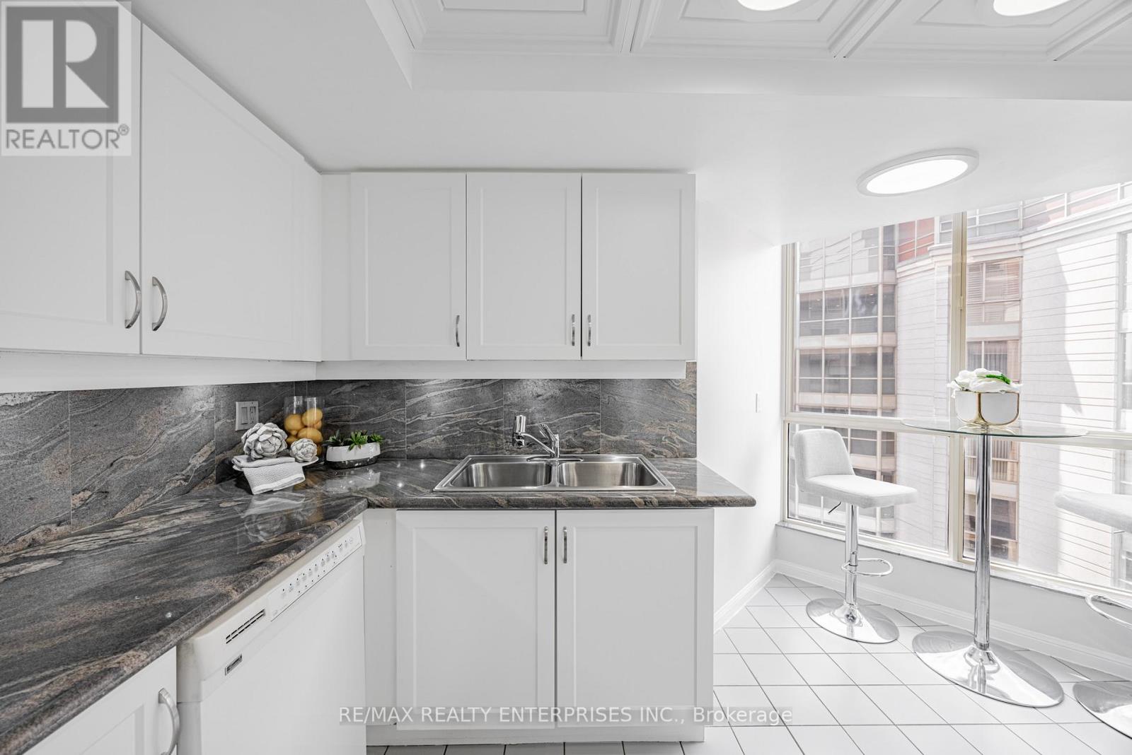 Photo 8 of 2213 55 Kingsbridge Garden Circle, Mississauga ON