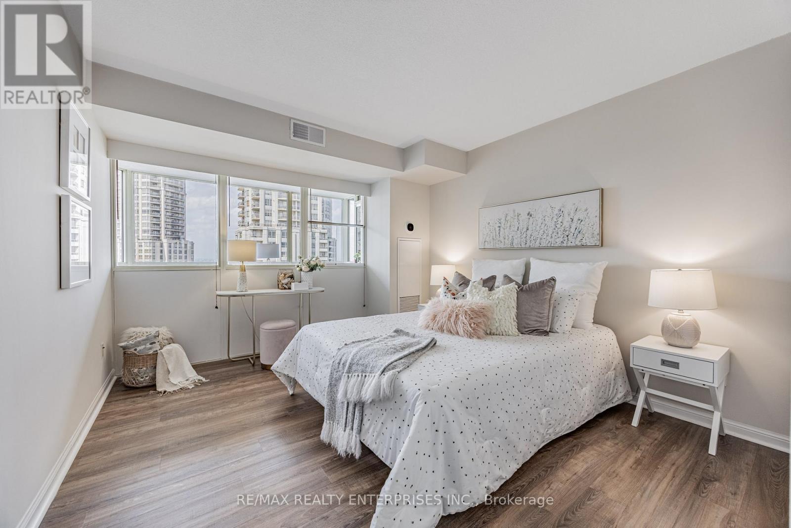 Photo 32 of 2213 55 Kingsbridge Garden Circle, Mississauga ON