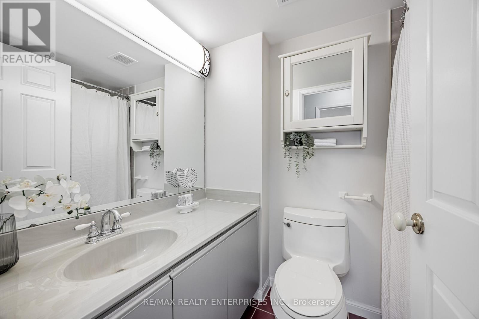 Photo 4 of 2213 55 Kingsbridge Garden Circle, Mississauga ON
