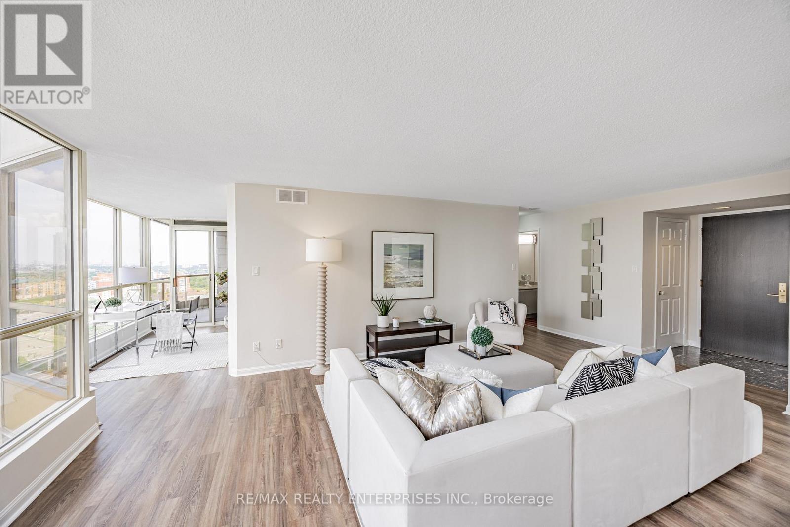 Photo 3 of 2213 55 Kingsbridge Garden Circle, Mississauga ON