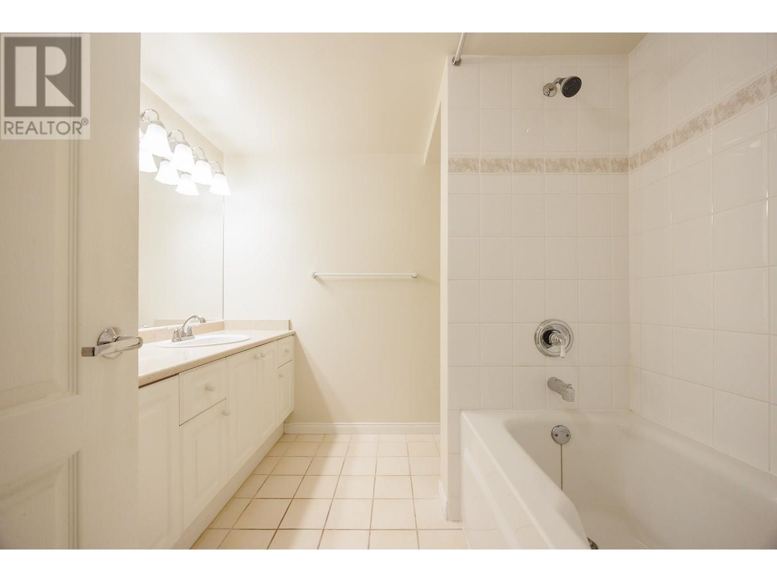 Photo 11 of 407 2059 Chesterfield Avenue, North Vancouver BC