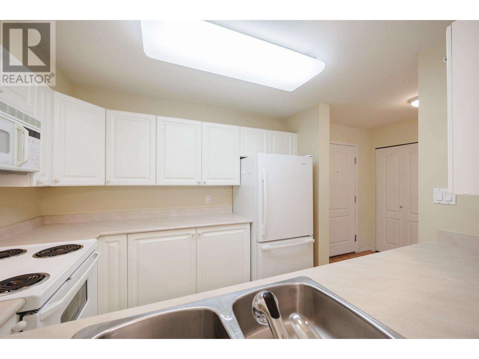 Photo 22 of 407 2059 Chesterfield Avenue, North Vancouver BC
