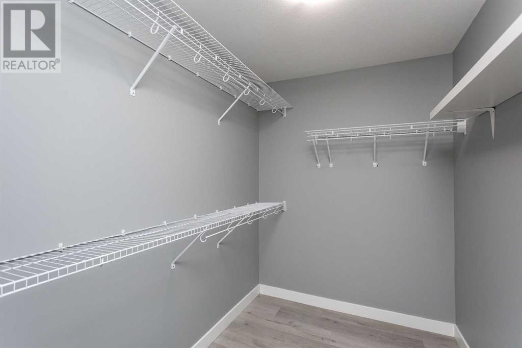 Single Family House Bi-level for Sale in  Ellington Crescent Evergreen Red Deer 