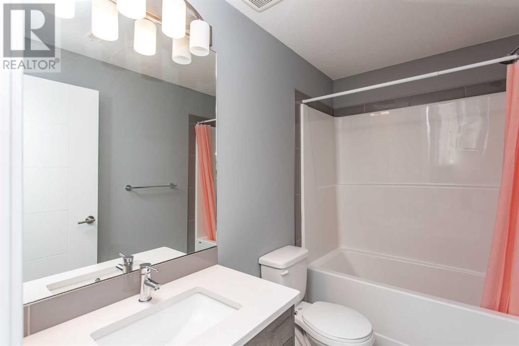 Single Family House Bi-level for Sale in  Ellington Crescent Evergreen Red Deer 