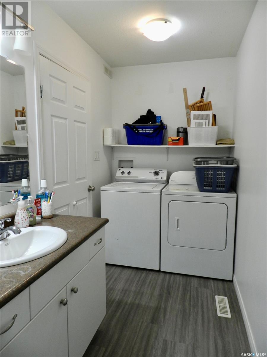 Photo 12 of 907 Ominica Street E, Moose Jaw SK